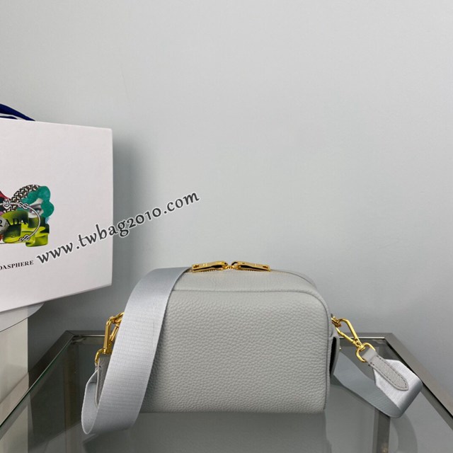 Prada專櫃新款小號雕花logo斜跨包 1BH187 普拉達小牛皮休閒肩背女包 csp1677